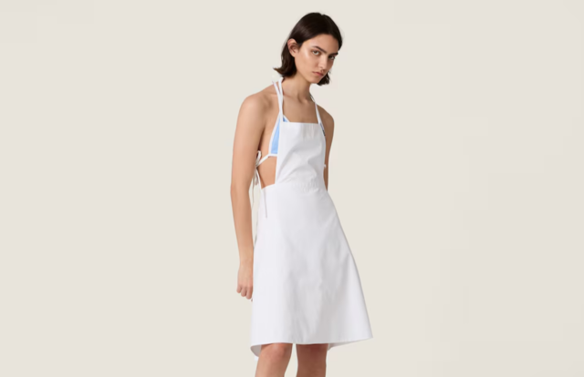 미우미우의 ‘포플린 에이프런’은 한국 기준 290만원에 판매되고 있다. 미우미우