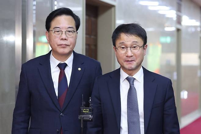 한병도 더불어민주당 원내대표(오른쪽)와 송언석 국민의힘 원내대표가 지난 17일 서울 여의도 국회에서 국회의장 주재 여야 원내대표 회동을 마친 후 회동 결과에 대해 브리핑을 하고 있다. 뉴스1