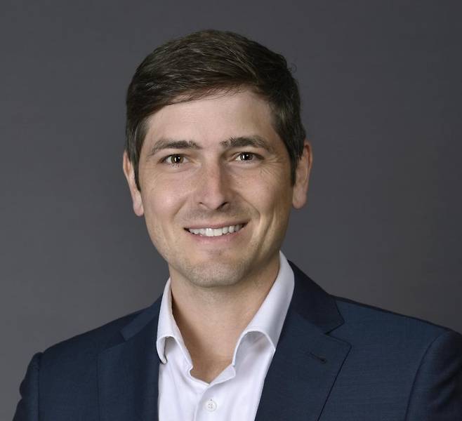 ■ 스콧 베이커 교수는 미국 위스콘신대학교 경영대학 재무학과 부교수이자 전미경제연구소(NBER) 연구위원으로 활동하고 있다. 실증재무와 거시경제학을 중심으로 연구하며, 가계의 금융 선택과 소비 측정, 정책 불확실성이 금융시장과 성장에 미치는 영향을 주요 연구 주제로 삼고 있다. UC버클리에서 경제학·정치학 학사를, 스탠퍼드대에서 경제학 박사학위를 취득했다.