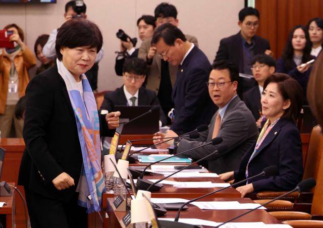 서영교 국회 국정조사특위 위원장과 나경원 국민의힘 의원이 25일 오전 서울 여의도 국회에서 열린 윤석열 정권 정치검찰 조작기소 의혹 사건 진상규명 국정조사특별위원회에서 인사하고 미소를 짓고 있다. 뉴시스