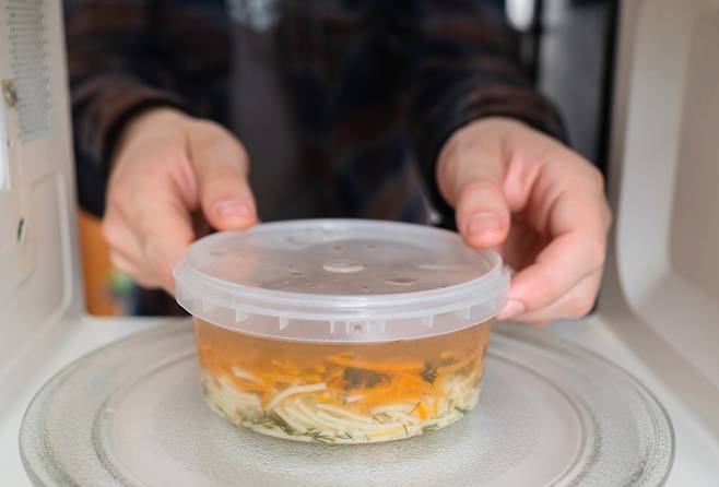 플라스틱 용기를 전자레인지에 넣고 가열하면 용기 속 화학물질이 음식으로 이동할 수 있다​./사진=게티이미지뱅크