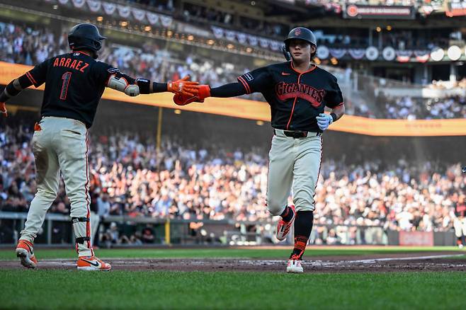 <yonhap photo-5203="">이정후가 29일 양키스전 3회 말 득점 후 아라에즈의 축하를 받고 있다. AFP=연합뉴스 </yonhap>