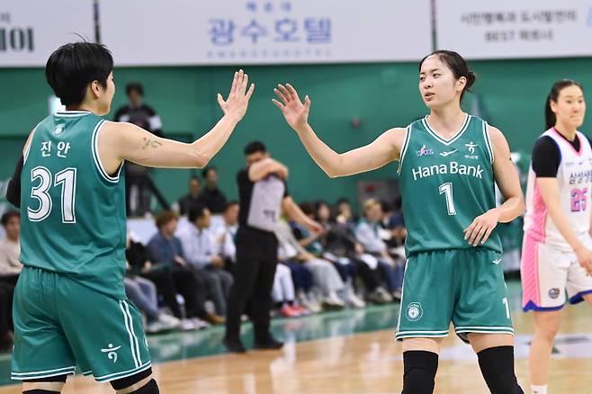 하나은행 진안(왼쪽)과 박소희가 29일 부천체육관에서 열린 삼성생명과의 BNK금융 2025~26 WKBL 정규리그 홈경기서 환호하고 있다. 사진=WKBL