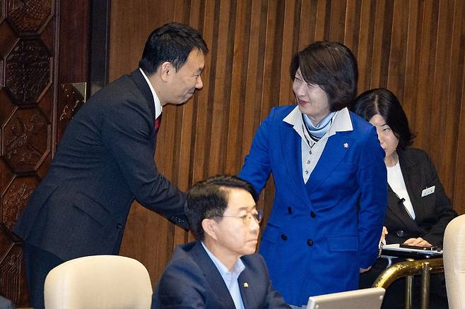 추미애 국회 법제사법위원장과 김용민 민주당 간사가 21일 서울 여의도 국회에서 열린 제433회 국회(임시회) 제2차 본회의에서 인사를 나누고 있다. 뉴스1