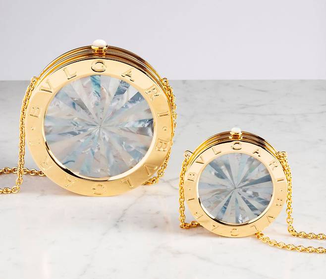 불가리 아이콘즈 미노디에르 불가리 불가리는 중앙에 섬세하게 조각된 머더 오브 펄을 마치 다이아몬드처럼 세팅했다. 사진 불가리