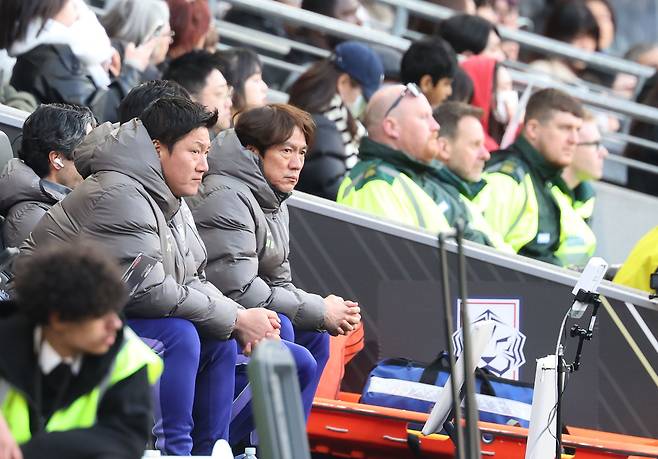한국축구국가대표팀 홍명보 감독이 28일(현지시간) 영국 밀턴킨스 스타디움 MK에서 열린 코트디부아르와 평가전에서 경기를 지켜보고 있다. 연합뉴스