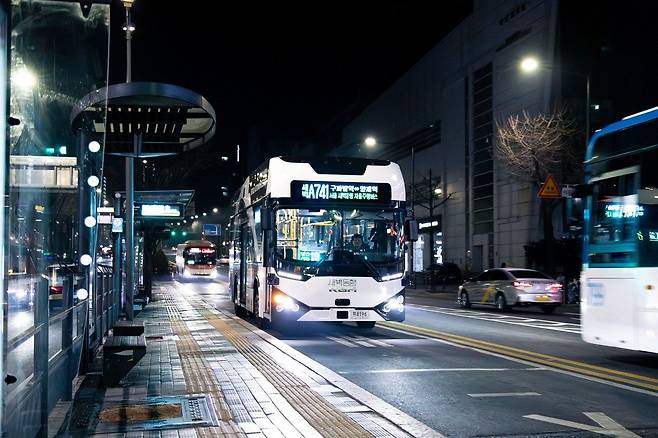 30일부터 서울 구파발~양재역 구간을 오가는 새벽동행 자율주행 급행 버스(A741)가 운행된다. 사진은 시운전 모습. [사진 서울시]