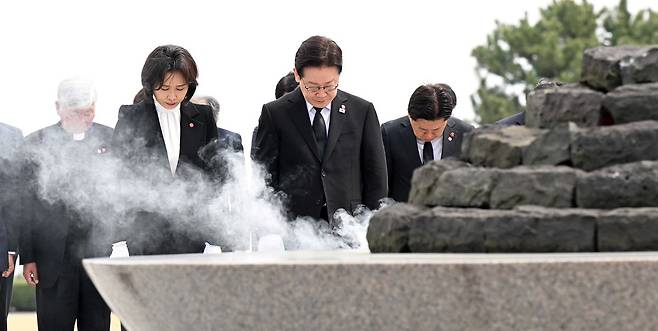 제주 4.3 사건 제78주기를 앞둔 29일 제주 4.3 평화공원을 방문한 이재명 대통령과 김혜경 여사가 위령탑에 분향하고 있다. [청와대사진기자단]