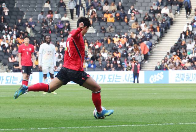 ▲ 한국축구국가대표팀 손흥민이 28일(현지시간) 영국 밀턴킨스 스타디움 MK에서 열린 코트디부아르와 평가전에서 슛하고 있다. 연합뉴스
