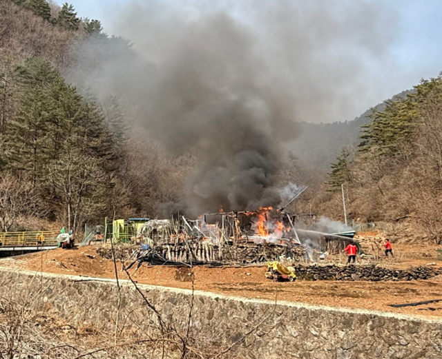 ▲ 29일 오전 10시 9분쯤 삼척시 노곡면 주지리 농막에서 불이 나 소방당국이 진화했다. 강원소방본부 제공