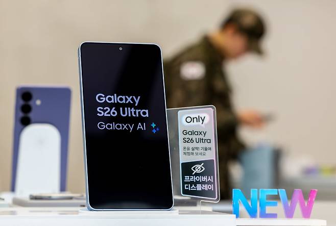 갤럭시S26 시리즈가 공식 출시된 지난 11일 서울 서초구 삼성 강남 매장에 갤럭시 S26 울트라가 진열돼 있다. 사진=뉴스1