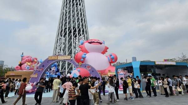 광저우 타워 앞 팝업 현장을 찾은 중국 팬들 / 광저우=이주현 기자