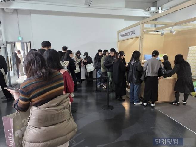 5일 서울 성수동에서 열린 '29 눕 하우스' 팝업스토어에서 소비자들이 제품 체험을 위해 길게 줄서 있다. /사진=박수림 기자