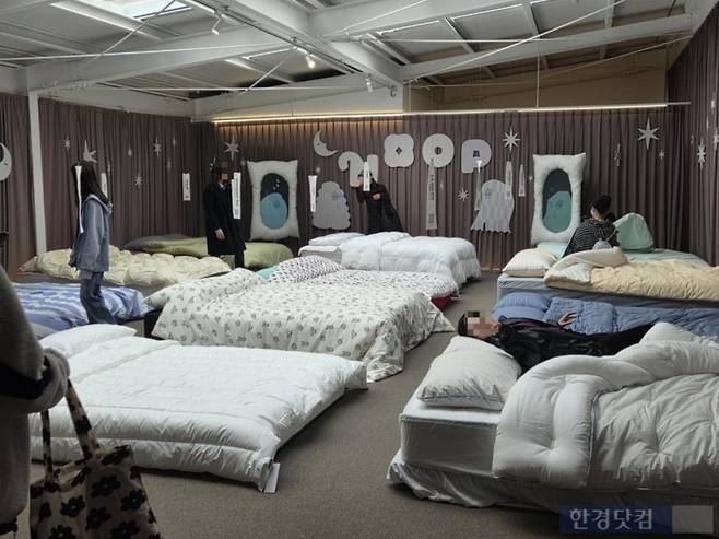 지난 5일 서울 성수동에서 열린 '29 눕 하우스' 팝업스토어에서 소비자들이 제품을 체험하고 있다. /사진=박수림 기자