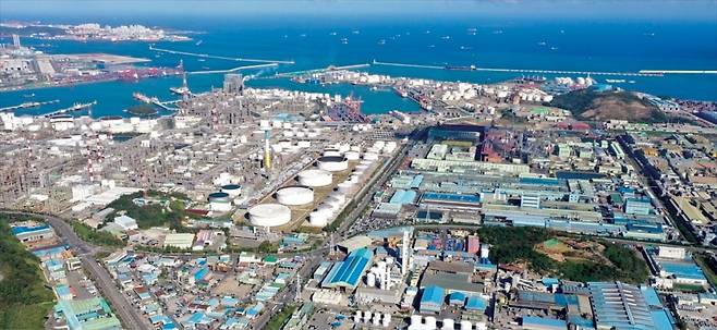 울산 온산국가공단 전경. 대한민국 최대의 정유 및 석유화학·비철금속 산업 클러스터로, 에쓰오일과 대한유화, 롯데케미칼, 고려아연, LS MnM 등 300여개 기업이 입주해 있다. 울산시 제공