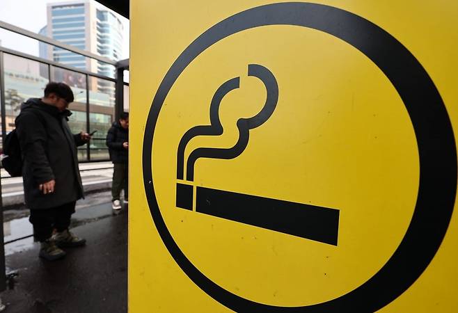 서울역 인근 흡연구역. 사진=뉴스1