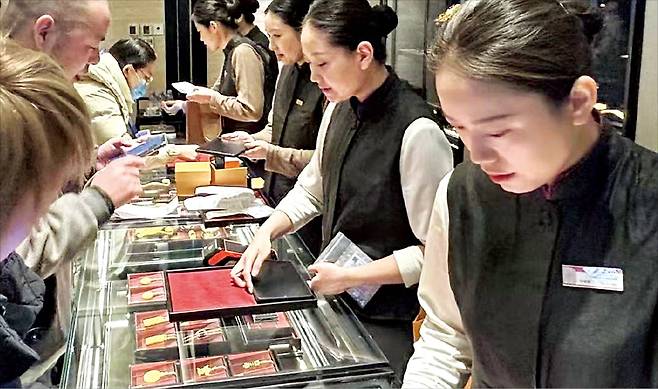 중국 베이징에 있는 명품 주얼리 브랜드 라오푸골드 매장에서 손님들이 제품을 고르고 있다. 연합뉴스