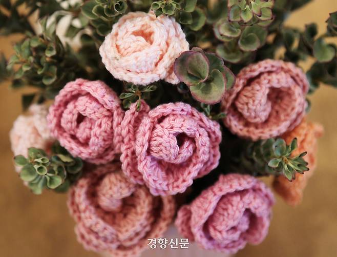 뜨개질로 만든 꽃. 이윤정 기자