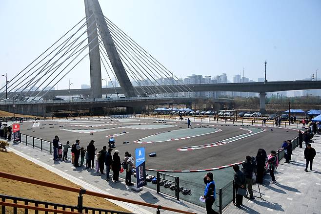 지난 28일 준공된 송도 달빛공원 RC 스포츠 경기장에서 관광객들이 무선조정 자동차들의 레이스를 지켜보고 있다. 인천시 제공