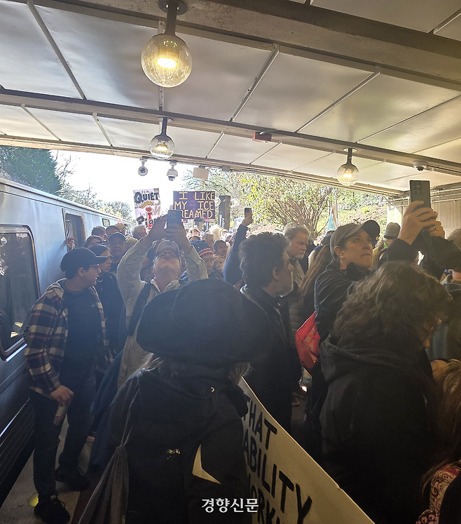 28일(현지시간) 미국 워싱턴에서 노 킹스 시위에 참여하려는 시민들로 지하철역이 붐비고 있다.