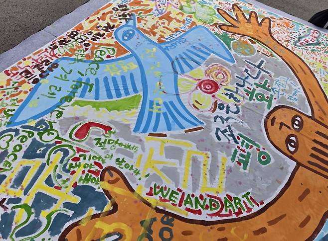 27일 오전 경기도 파주 비무장지대(DMZ) 내 캠프 그리브스에서 열린 ‘DMZ 세계문학페스타 2026’ 현장에 평화를 염원하는 그림들이 그려져 있다. DMZ세계문학페스타 조직위원회 제공