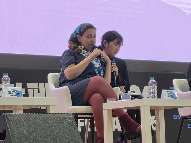 27일 경기도 파주시 캠프 그리브스에서 열린 2026 DMZ 세계문학페스타에 팔레스타인 아동 문학가 아흘람 브샤라트가 발언하고 있다. DMZ세계문학페스타 조직위원회 제공