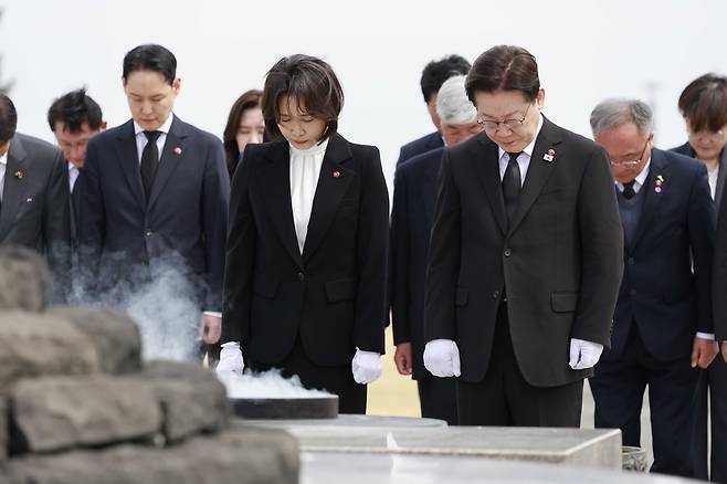 제주 4.3 사건 제78주기를 앞둔 29일 제주 4.3 평화공원을 방문한 이재명 대통령과 김혜경 여사가 위령탑에서 분향하고 있다. 청와대사진기자단