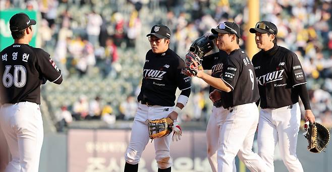 The KT Wiz celebrate after an 11-7 win over the LG Twins at Jamsil Baseball Stadium in southern Seoul on March 28. [NEWS1]
