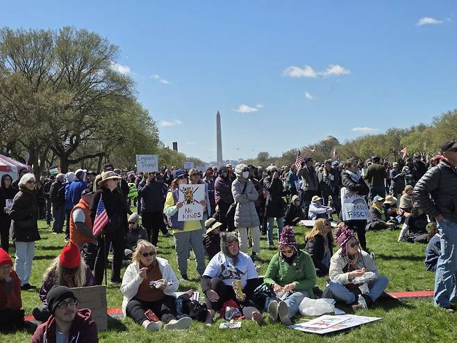 미국 워싱턴 DC 연방의회 의사당 앞에서 28일(현지시간) 도널드 트럼프 대통령의 국정 수행을 비판하는 '노 킹스' 시위가 열리고 있다. 워싱턴=임성수 특파원