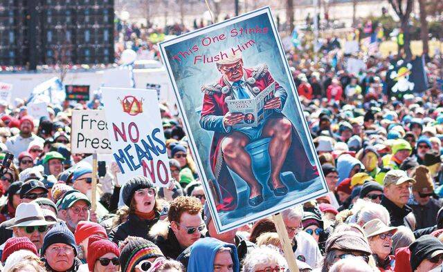 이날 도널드 트럼프 미국 대통령에 반대하는 '노 킹스' 시위에 참가한 시민들이 미네소타주 세인트폴 의사당 앞에 모여 있는 모습. AFP연합뉴스