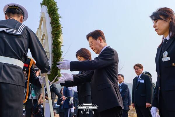 ▲이재명 대통령이 지난 27일 국립대전현충원에서 열린 제11회 서해수호의날 기념식을 찾아 참배하고 있다. 사진=청와대