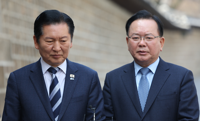 정청래 더불어민주당 대표(왼쪽)와 김부겸 전 국무총리가 지난 26일 서울 중구 달개비에서 회동하는 모습. [연합뉴스]