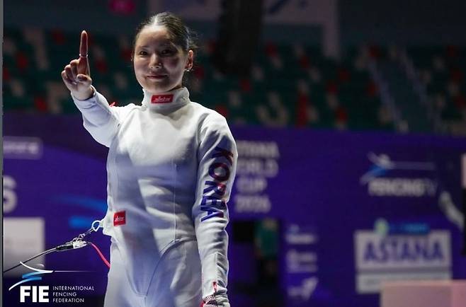 송세라가 FIE 에페 월드컵 여자 개인전에서 우승을 확정한 뒤, 손가락을 펴보이며 자축하고 있다. FIE 인스타그램