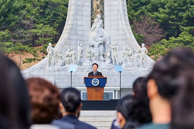 이재명 대통령과 김혜경 여사가 27일 국립대전현충원에서 열린 제11회 서해수호의 날 기념식에서 기념사를 하고 있다. 2026.3.27 청와대 제공