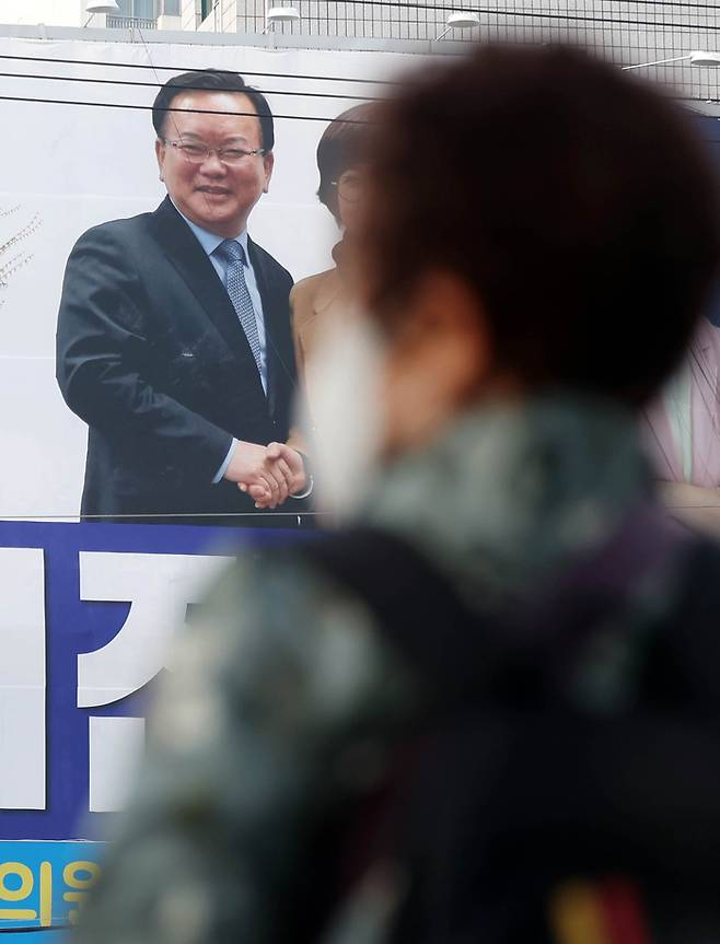 29일 대구시 수성구에 설치된 더불어민주당 소속 한 시의원 후보의 선거 현수막에 김부겸 전 국무총리가 해당 시의원 후보와 악수하는 모습이 나타나 있다. 김 전 총리는 30일 대구시장 선거 출마를 선언한다. [연합뉴스]