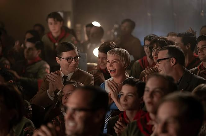 새미가 찍은 영화를 보며 즐거워하는 아버지(왼쪽부터), 어머니, 그리고 아버지의 친구 [IMDb]