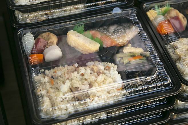 편의점 도시락이나 배달 음식을 플라스틱 용기 그대로 전자레인지에 가열하면 내분비계 교란 물질 노출 가능성이 높아질 수 있다. 가급적 유리나 내열 용기로 옮겨 담아 가열하는 것이 권장된다. [게티이미지]