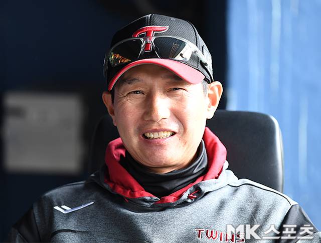 29일 서울 잠실야구장에서 ‘2026 프로야구’ KT 위즈와 LG 트윈스의 경기가 열린다. LG 염경엽 감독이 취재진과 이야기를 나누고 있다. 사진(잠실 서울)=천정환 기자