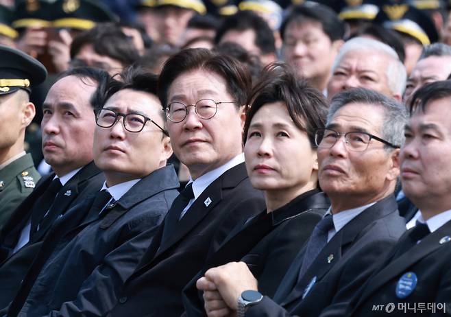 (대전=뉴스1) 허경 기자 = 이재명 대통령과 김혜경 여사가 27일 국립대전현충원에서 열린 제11회 서해수호의 날 기념식에서 공군 특수비행팀 블랙이글스의 기념비행을 보고 있다. 2026.3.27/뉴스1 Copyright (C) 뉴스1. All rights reserved. 무단 전재 및 재배포, AI학습 이용 금지. /사진=(대전=뉴스1) 허경 기자