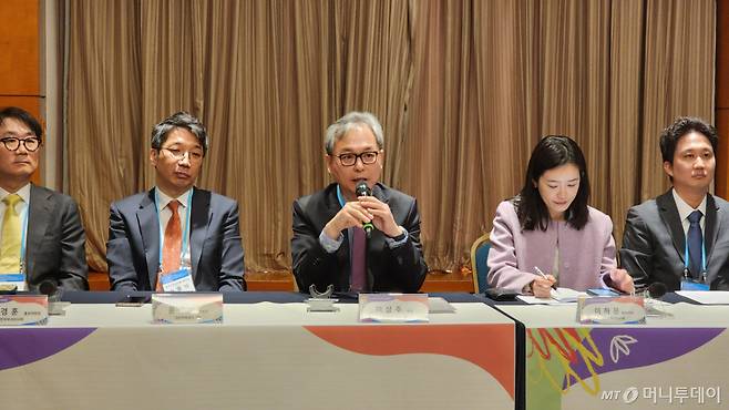 29일 대한피부과의사회가 개최한 기자간담회에서 이상주(가운데) 회장은 "국내 피부 진료 의사 10명 중 9명이 피부과 전문의가 아닌데도 이들에게 진료받은 국민 3명 중 2명은 자신이 피부과 전문의에게 진료받은 것으로 오인한다"고 지적했다. /사진=정심교 기자