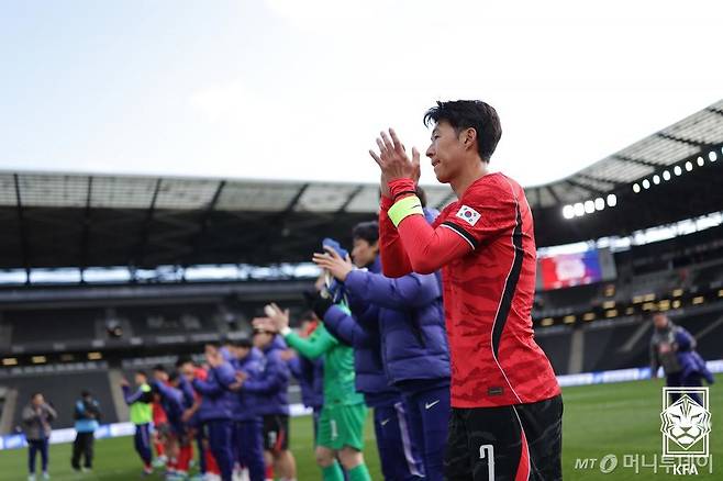 한국 축구 국가대표팀 손흥민이 28일(현지시간) 영국 밀턴 케인스의 스타디움 MK에서 열린 코트디부아르와 평가전을 마치고 팬들을 향해 인사하고 있다./사진=대한축구협회 제공