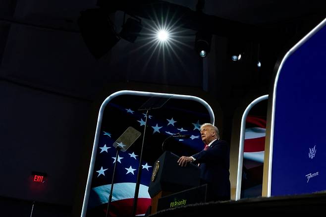 도널드 트럼프 미국 대통령이 지난 27일(현지시간) 미국 플로리다주 마이애미에서 열린 투자 포럼에서 연설에 나선 모습/사진=트럼프