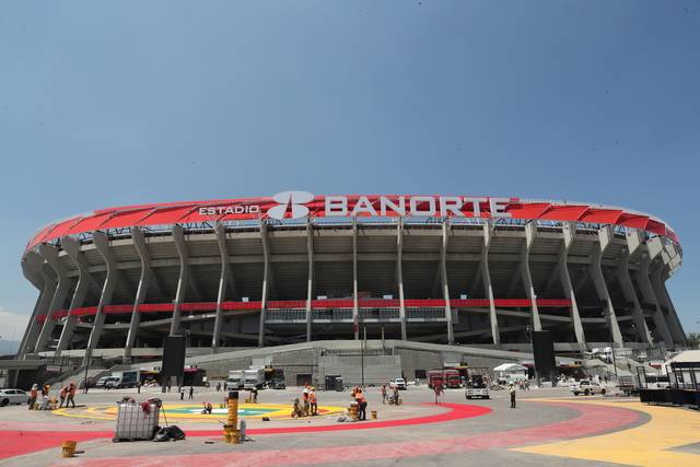 지난 27일 멕시코 멕시코시티 아스테카 스타디움에서 작업자들이 보수 공사를 진행하고 있다. 펠레와 마라도나가 월드컵 우승을 차지했던 이 경기장은 대대적인 개보수를 마치고 개장할 예정이며, 개장 60주년을 앞두고 2026년 월드컵 경기 개최를 준비하고 있다. EPA 연합뉴스