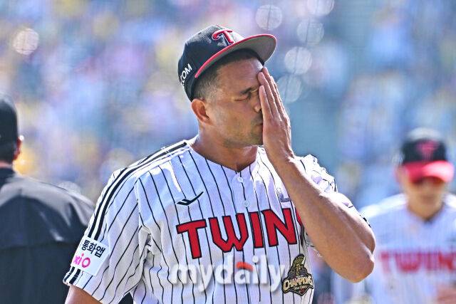 28일 서울 잠실야구장에서 열린 '2026 신한 SOL BANK KBO리그' LG 트윈스와 KT 위즈 경기.LG 선발 치리노스가 1회초 6실점하며 수비를 마쳤다./잠실=한혁승 기자