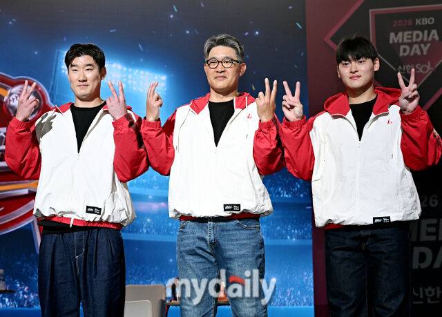 SSG 랜더스 오태곤, 이숭용 감독, 조병현(왼쪽부터)이 26일 오후 서울 잠실 롯데호텔에서 진행된 '2026 신한SOL KBO 미디어데이'에서 포즈를 취하고 있다. '2026 신한SOL KBO리그' 미디어데이는 10개구단 감독 및 주장과 대표선수들이 참석해 2026 시즌에 대한 포부를 밝힌다. 이번 시즌에는 아시아쿼터 도입, 피치클락 단축, 비디오판독 범위 확대 등 다양한 변화가 시도된다. '2026 KBO리그'는 오는 28일 개막한다./마이데일리