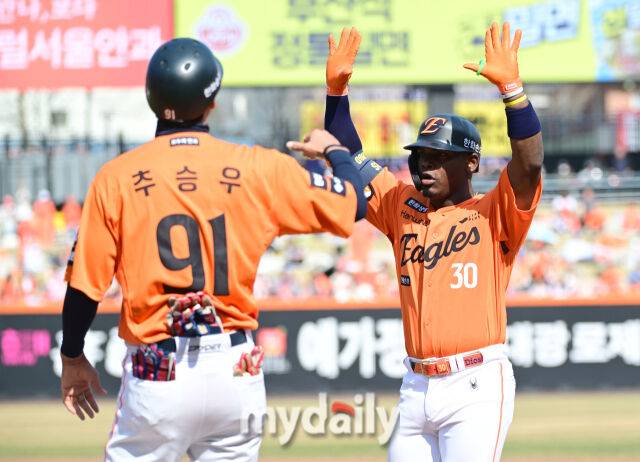 한화 페라자가 안타를 친 뒤 기뻐하고 있다 / 대전 = 유진형 기자 zolong@mydaily.co.kr