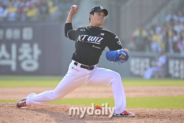 28일 서울 잠실야구장에서 열린 '2026 신한 SOL BANK KBO리그' LG 트윈스와 KT 위즈 경기.KT 박영현이 8회말 마운드에 올라 힘차게 투구하고 있다./마이데일리