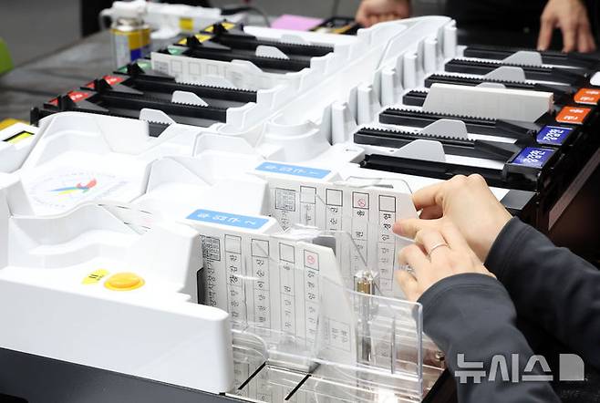 [부산=뉴시스] 하경민 기자 = 제9회 전국동시지방선거(6월3일)를 앞두고 24일 부산 해운대구 벡스코 제2전시장에서 부산시선거관리위원회 및 구·군 선관위 직원 120여 명이 개표관리 실무능력을 높이기 위한 모의 개표를 진행하고 있다.  이번 지방선거 개표과정에서는 7종류의 투표지를 분류하고 유·무효를 가리며, 더불어 분류기를 거친 투표지를 심사·집계부에서 개표사무원이 손으로 일일이 확인하는 절차인 수검표도 실시된다. 2026.02.24. yulnetphoto@newsis.com