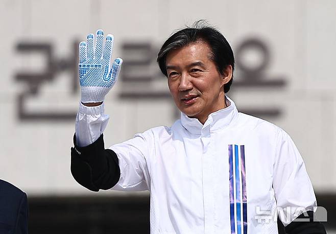 [서울=뉴시스] 김명년 기자 = 조국 조국혁신당 대표가 26일 오전 서울 여의도 국회 본청 앞에서 정치개혁 촉구 개혁진보 4당 삼보일배를 하기 위해 이동하고 있다. 2025.03.26. kmn@newsis.com.