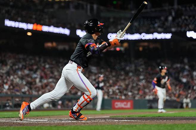 [샌프란시스코=AP/뉴시스] 샌프란시스코 자이언츠의 이정후가 23일(현지 시간) 미 캘리포니아주 샌프란시스코 오라클 파크에서 열린 2025 메이저리그 세인트루이스 카디널스와의 경기 3회 말 1타점 적시타를 치고 있다. 이정후는 4타수 1안타 1타점 1삼진을 기록했고, 샌프란시스코는 8-9로 역전패했다. 2025.09.24.